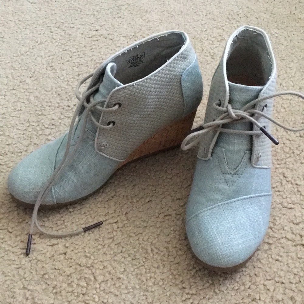 Toms lace up Wedges. great condition.
